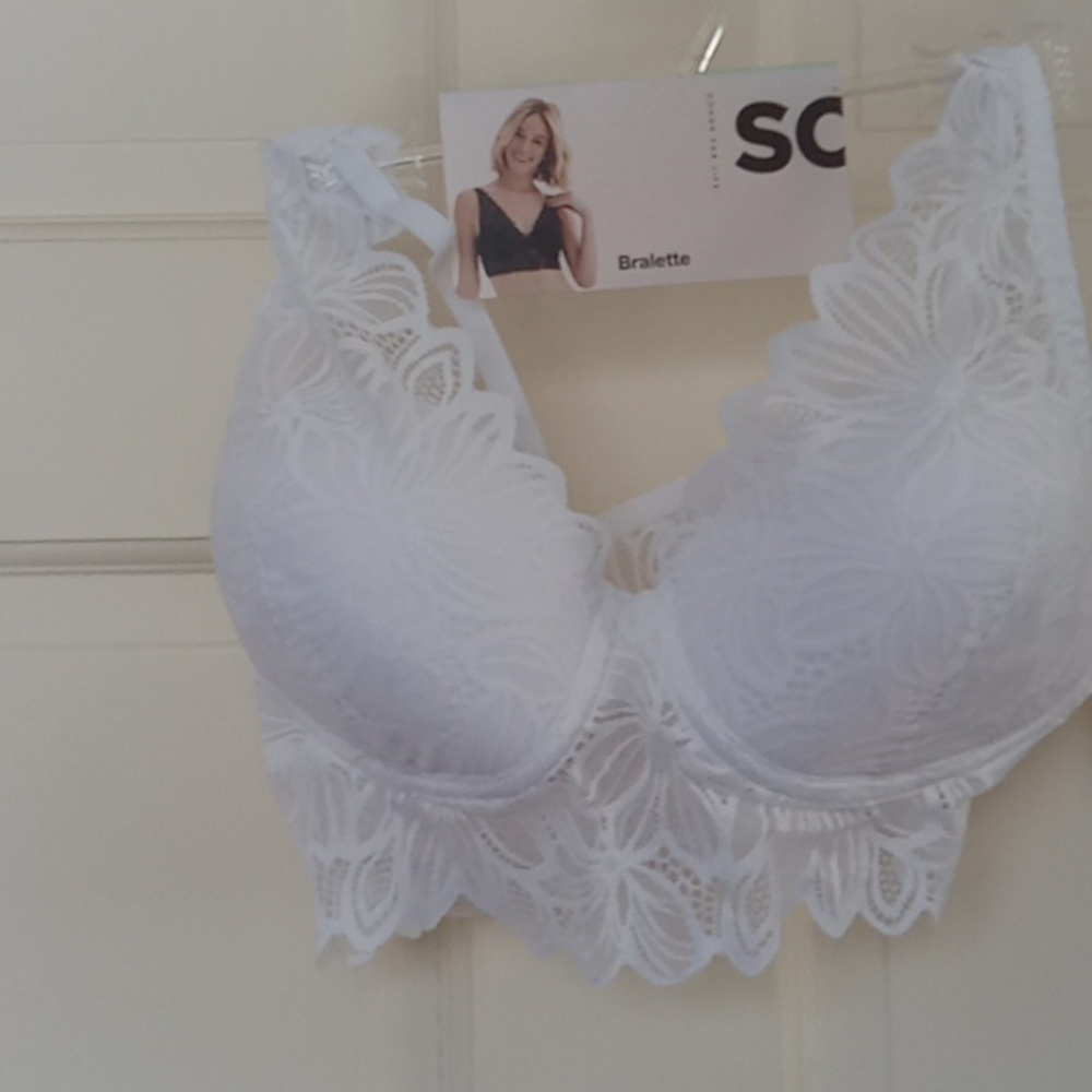 NEW. WHITE BEAUTIFUL PADDED LACE BRALETTE BY SO.  WIRE FREE. SIZE MEDIUM